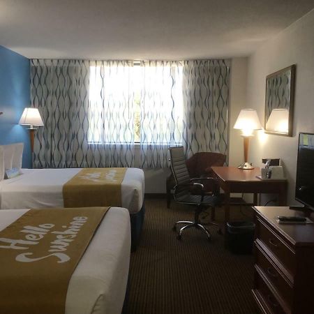 Days Inn & Suites By Wyndham Tallahassee Conf Center I-10 Extérieur photo