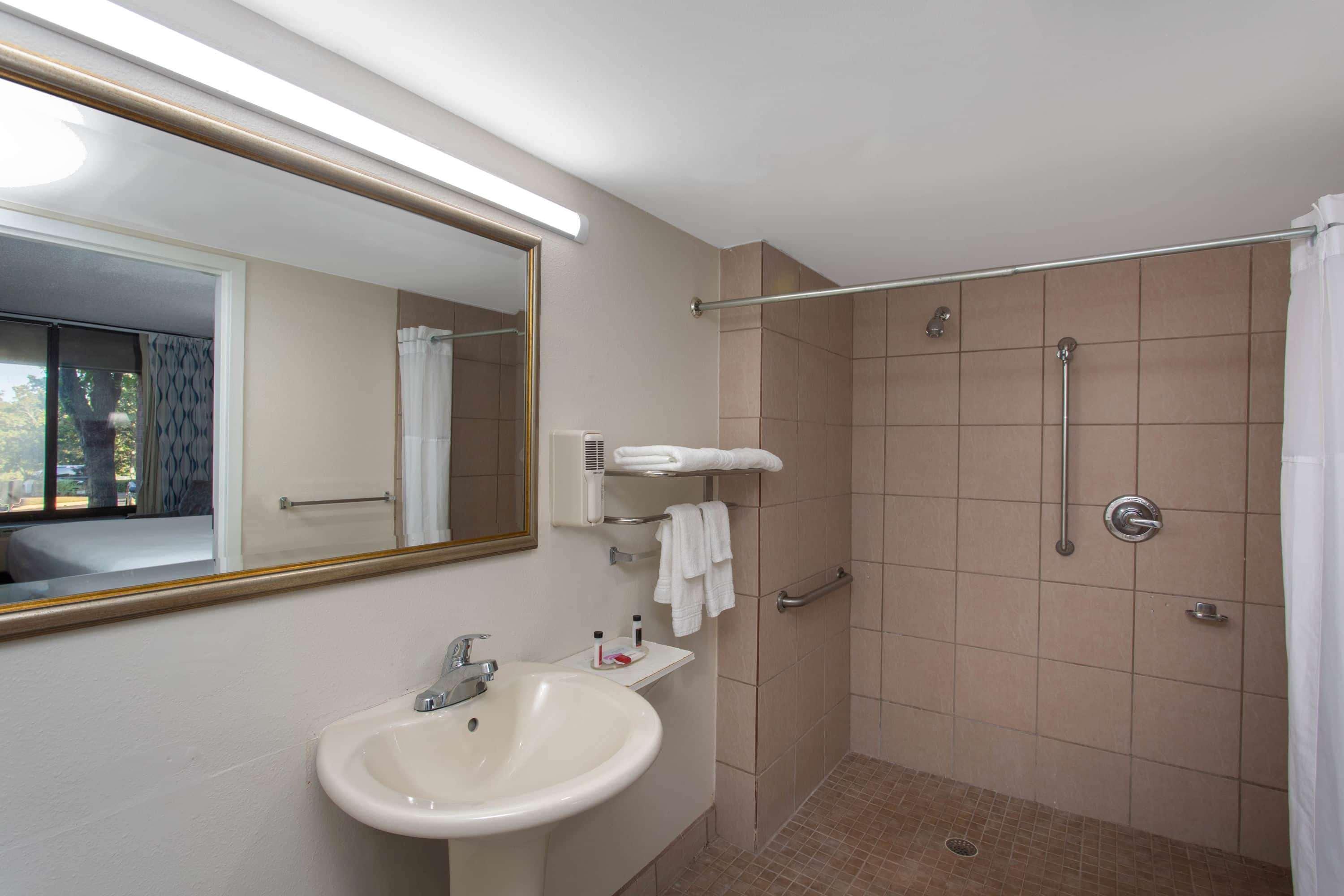 Days Inn & Suites By Wyndham Tallahassee Conf Center I-10 Extérieur photo