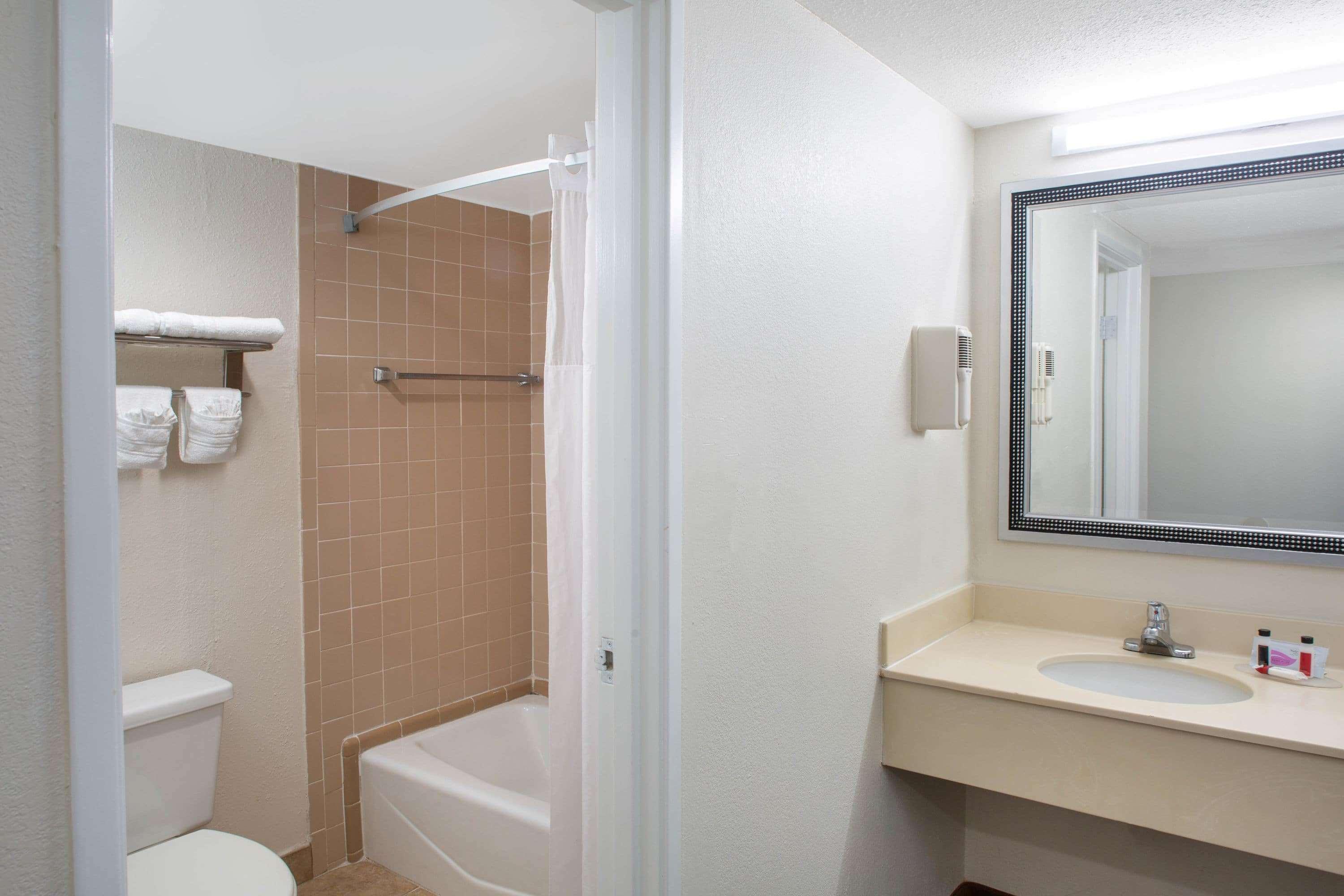 Days Inn & Suites By Wyndham Tallahassee Conf Center I-10 Extérieur photo