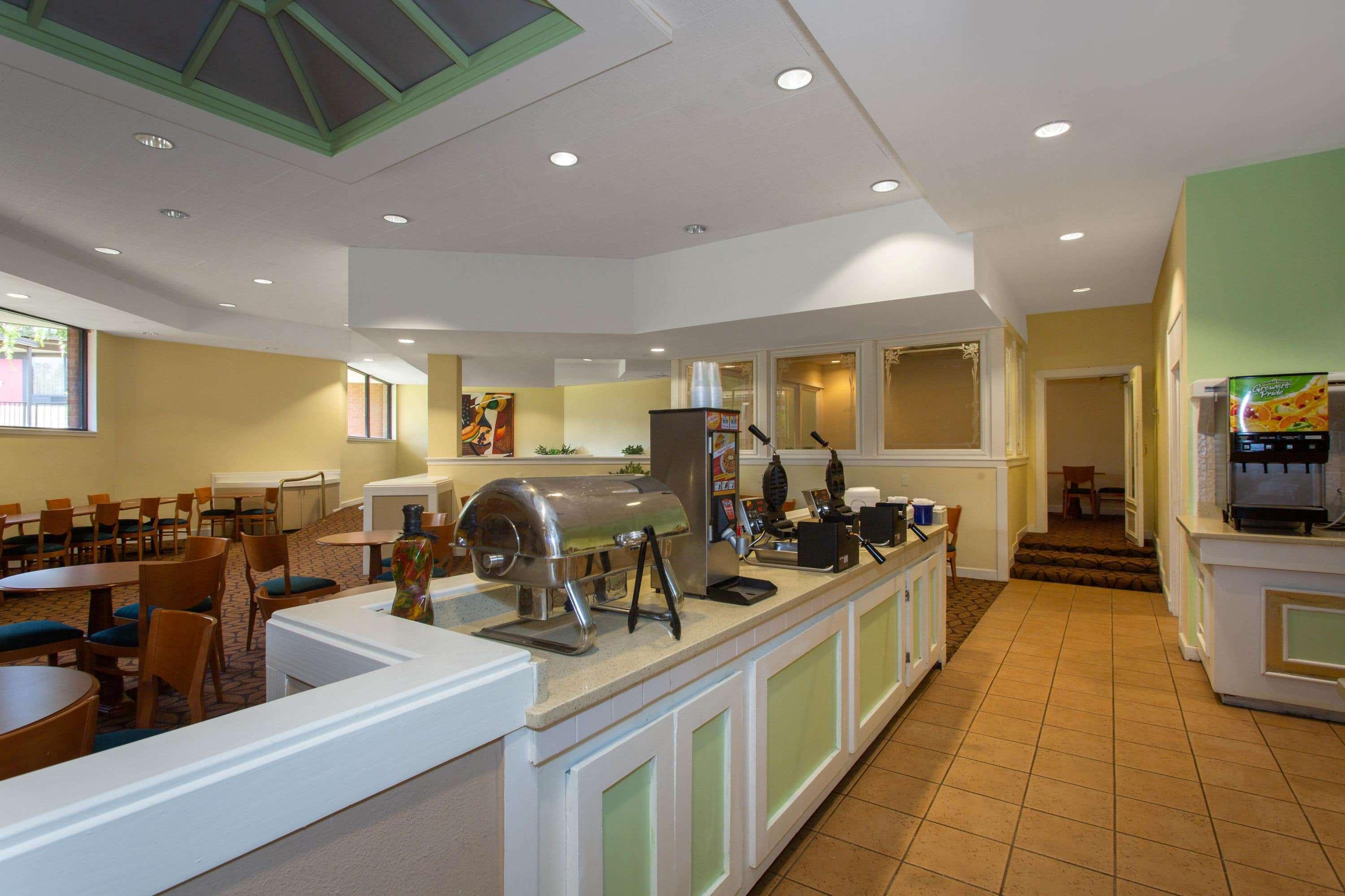 Days Inn & Suites By Wyndham Tallahassee Conf Center I-10 Extérieur photo
