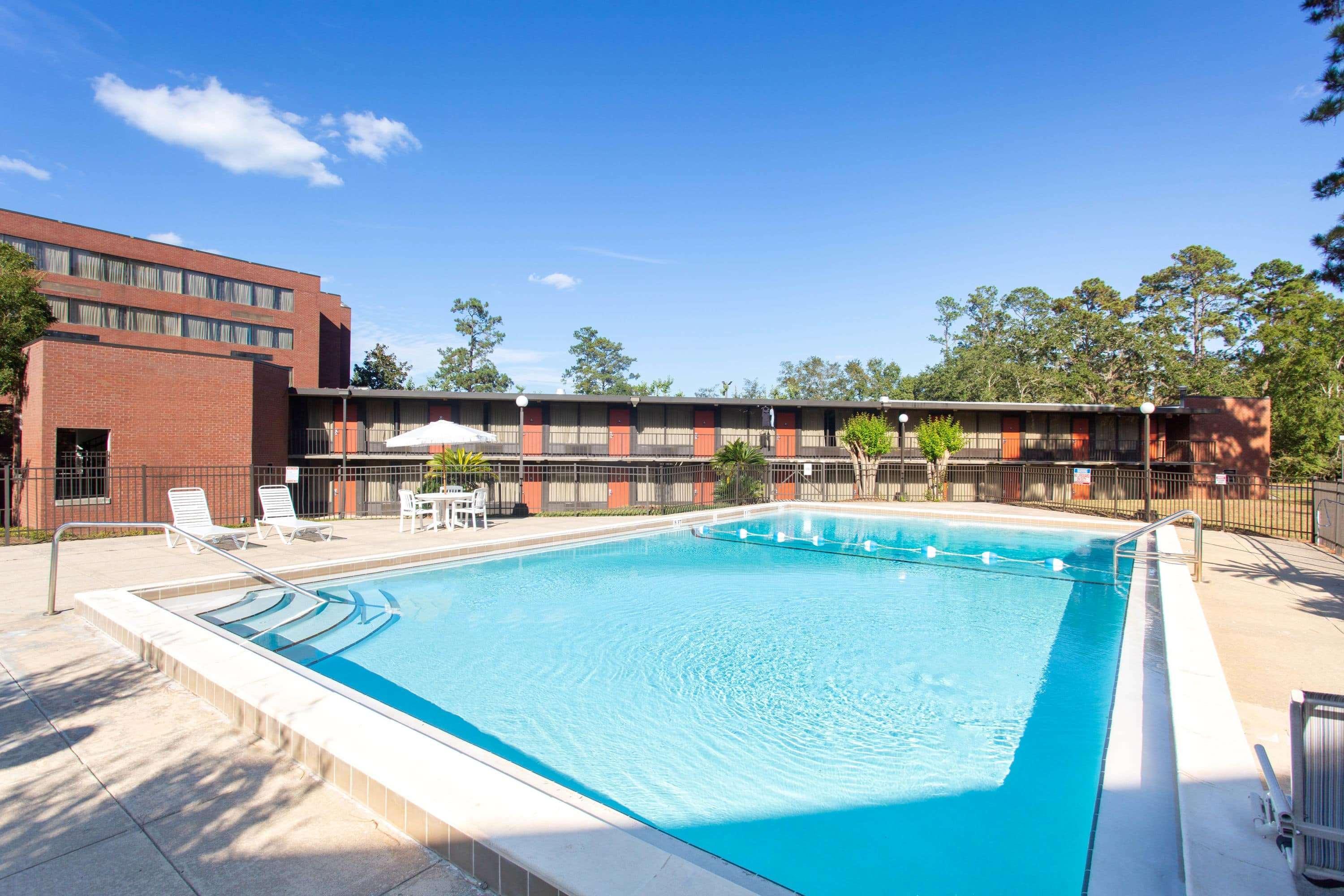 Days Inn & Suites By Wyndham Tallahassee Conf Center I-10 Extérieur photo