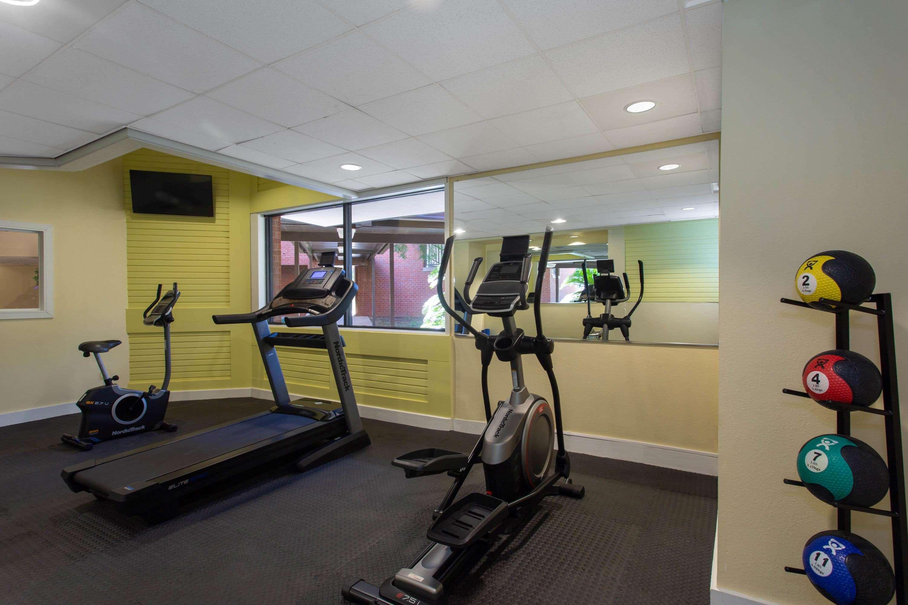 Days Inn & Suites By Wyndham Tallahassee Conf Center I-10 Extérieur photo