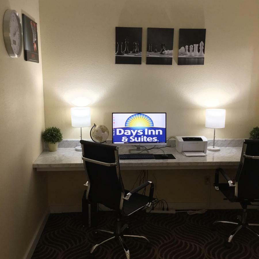 Days Inn & Suites By Wyndham Tallahassee Conf Center I-10 Extérieur photo